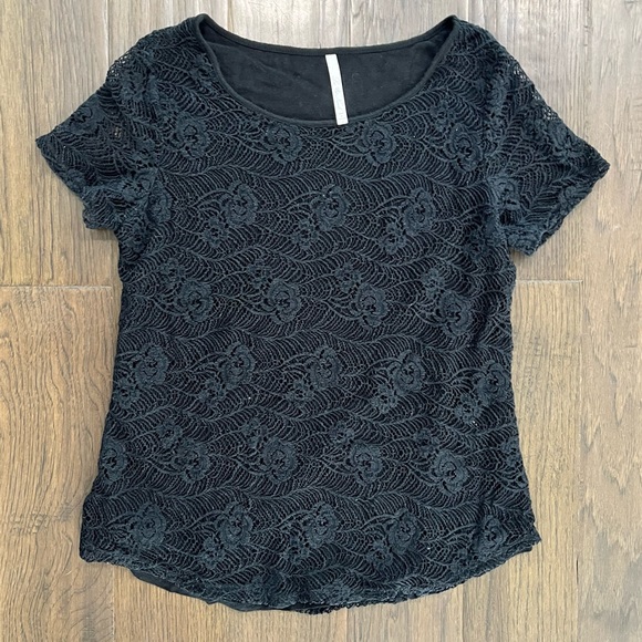 Leo & Nicole Small T-Shirt - Picture 10 of 15